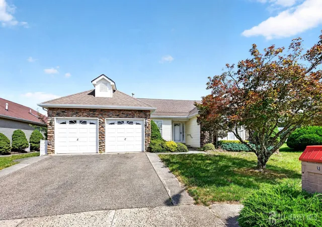 Photo 3 of Single family home for sale at 5 Cordoba Ct, Toms River, NJ 08757 | MLS# 2703741R | Listing updated on 2026-09-01