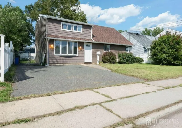 Photo 3 of Single family home for sale at 82 Markowitz St, Carteret, NJ 07008 | MLS# 2703754R | Listing updated on 2026-09-24