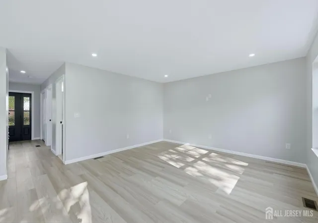 Photo 4 of Single family home for sale at 10 Delar Pkwy #B, Franklin Park, NJ 08823 | MLS# 2617489R | Listing updated on 2026-09-18