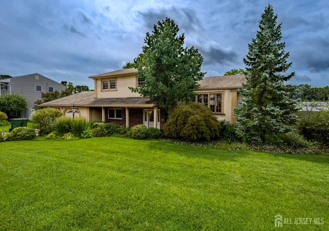 Photo 3 of Single family home for sale at 10 Devonshire Rd, Parlin, NJ 08859 | MLS# 2702104R | Listing updated on 2026-09-11