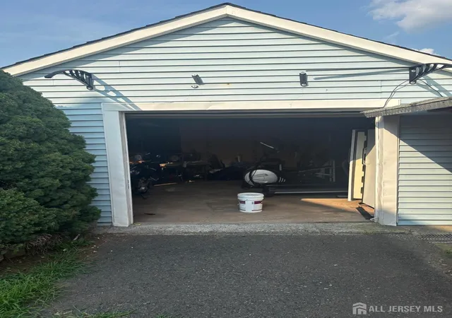 Photo 3 of Single family home for sale at 104 Lincoln Ave, Carteret, NJ 07008 | MLS# 2704109R | Listing updated on 2026-09-28