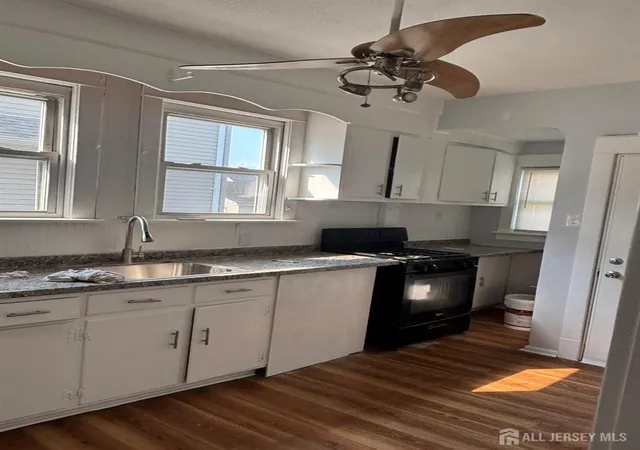 Photo 3 of Single family home for sale at 104 Lincoln Ave, Carteret, NJ 07008 | MLS# 2704109R | Listing updated on 2026-09-28