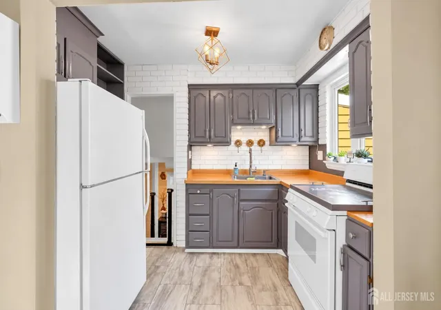 Photo 4 of Single family home for sale at 4 Willow Ave, Edison, NJ 08817 | MLS# 2706808R | Listing updated on 2026-10-23