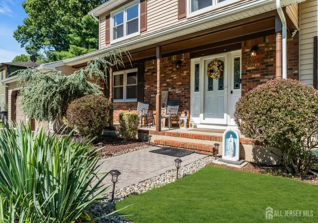 Photo 4 of Single family home for sale at 6 Mount Ct, East Brunswick, NJ 08816 | MLS# 2704691R | Listing updated on 2026-09-28