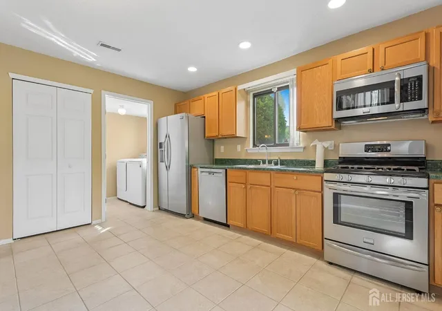Photo 4 of Townhouse for sale at 9 Brook St, Somerset, NJ 08873 | MLS# 2704321R | Listing updated on 2026-09-17