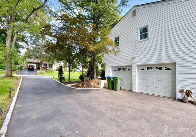 Photo 3 of Single family home for sale at 9 Highpoint Dr, Edison, NJ 08820 | MLS# 2703944R | Listing updated on 2026-09-17