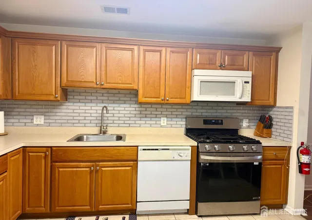 Photo 4 of Condo for sale at 31 Liddle Ave, Edison, NJ 08837 | MLS# 2704042R | Listing updated on 2026-09-11