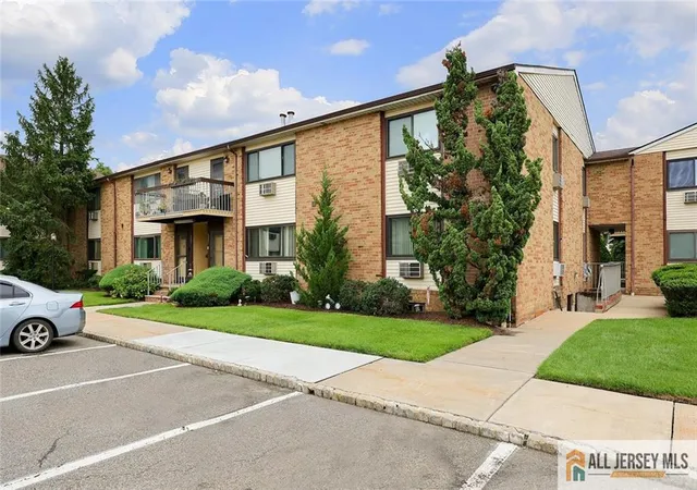 Photo 3 of Condo for sale at 621 Cricket Ln #621, Woodbridge, NJ 07095 | MLS# 2770398M | Listing updated on 2026-09-01