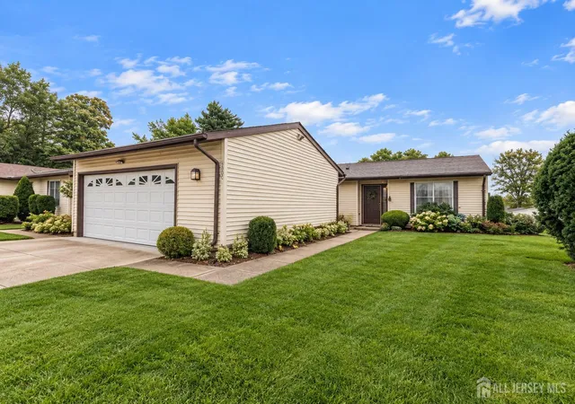 Listing Photo 3 - Condo for sale in building located at 120 Ironwood Plz, Monroe, NJ 08831