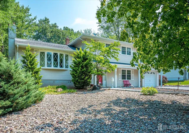 Photo 3 of Single family home for sale at 560 Wakefield Dr, Metuchen, NJ 08840 | MLS# 2704740R | Listing updated on 2026-10-01