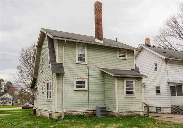 Photo 4 of Sale Pending at 1051 Brown St, Akron, OH 44301 | MLS# 5113964 | Listing updated on 2026-09-09