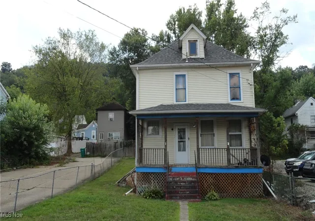 Photo 2 of Single family home for sale at 122 Carolina Ave, Chester, WV 26034 | MLS# 5147391 | Listing updated on 2026-09-10