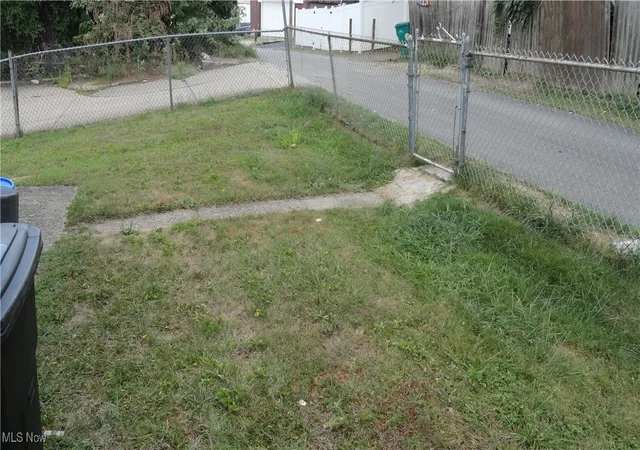 Photo 4 of Single family home for sale at 122 Carolina Ave, Chester, WV 26034 | MLS# 5147391 | Listing updated on 2026-09-10