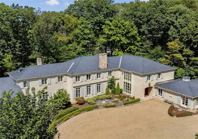 Photo 2 of Single family home for sale at 400 Hunters Hollow Dr Se, Warren, OH 44484 | MLS# 5152418 | Listing updated on 2026-09-11