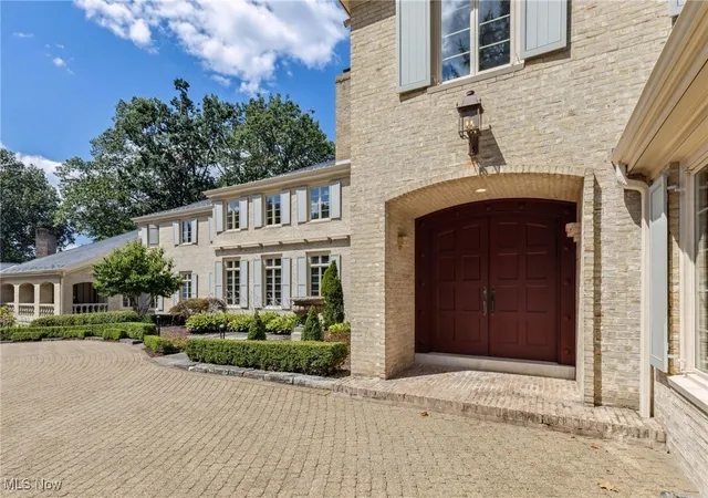 Photo 3 of Single family home for sale at 400 Hunters Hollow Dr Se, Warren, OH 44484 | MLS# 5152418 | Listing updated on 2026-09-11