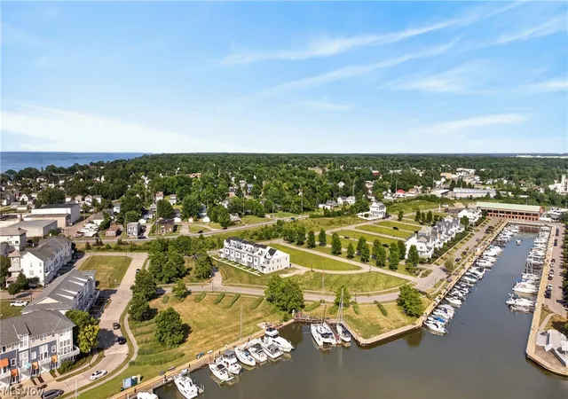 Listing Photo 4 - Condo for sale in building located at 445 Harbor Ln, Lorain, OH 44052