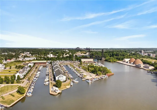 Listing Photo 5 - Condo for sale in building located at 445 Harbor Ln, Lorain, OH 44052