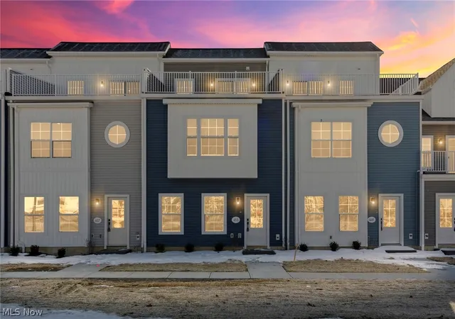 Photo 2 of Townhouse for sale at 453 Harbor Ln, Lorain, OH 44052 | MLS# 5188492 | Listing updated on 2026-10-01