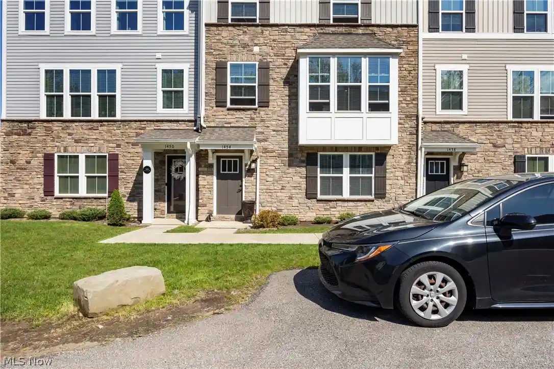 Listing Photo 2 - Condo for sale in 1454 Caymus Ct located at 1454 Caymus Ct, Avon, OH 44011 - Unit 1454 Caymus Ct