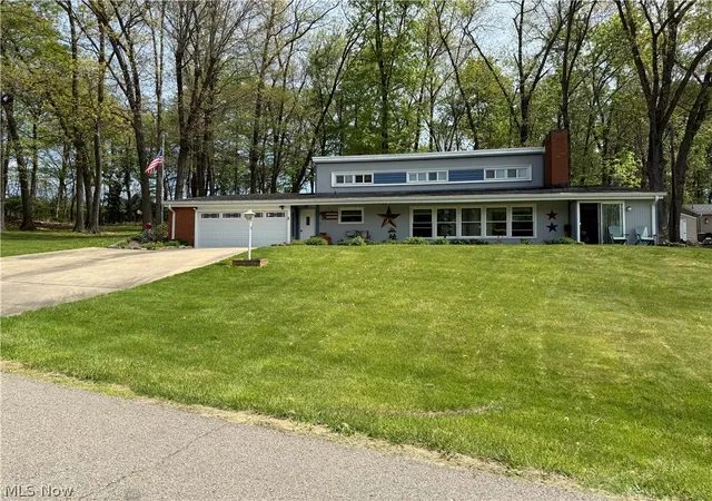 Photo 1 of Single family home for sale at 3220 Nob Hl Rd, Zanesville, OH 43701 | MLS# 5204611 | Listing updated on 2026-09-04