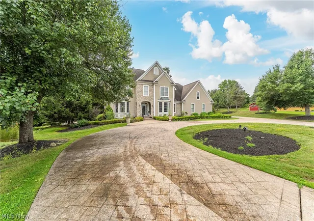 Photo 3 of Single family home for sale at 915 Crk View Dr, Aurora, OH 44202 | MLS# 5210549 | Listing updated on 2026-09-02
