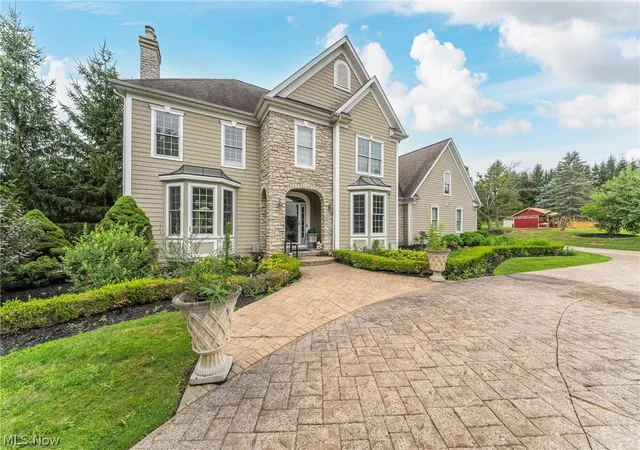 Photo 3 of Single family home for sale at 915 Crk View Dr, Aurora, OH 44202 | MLS# 5210549 | Listing updated on 2026-09-02