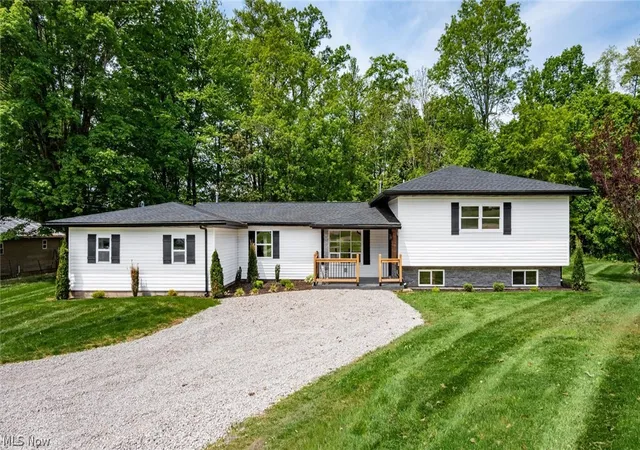 Photo 2 of Single family home for sale at 3185 Corvus Dr, Zanesville, OH 43701 | MLS# 5210878 | Listing updated on 2026-09-04