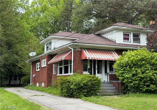 Photo 2 of Single family home for sale at 154 Hollywood Ave, Youngstown, OH 44512 | MLS# 5210764 | Listing updated on 2026-09-09