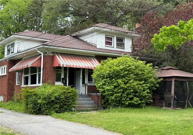 Photo 3 of Single family home for sale at 154 Hollywood Ave, Youngstown, OH 44512 | MLS# 5210764 | Listing updated on 2026-09-09