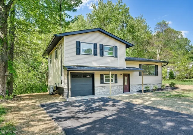 Photo 1 of Single family home for sale at 6967 Tamarack Dr, Hubbard, OH 44425 | MLS# 5211532 | Listing updated on 2026-09-28