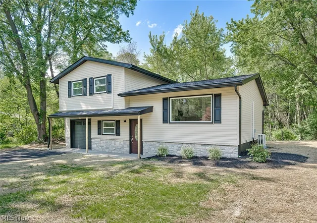 Photo 2 of Single family home for sale at 6967 Tamarack Dr, Hubbard, OH 44425 | MLS# 5211532 | Listing updated on 2026-09-28
