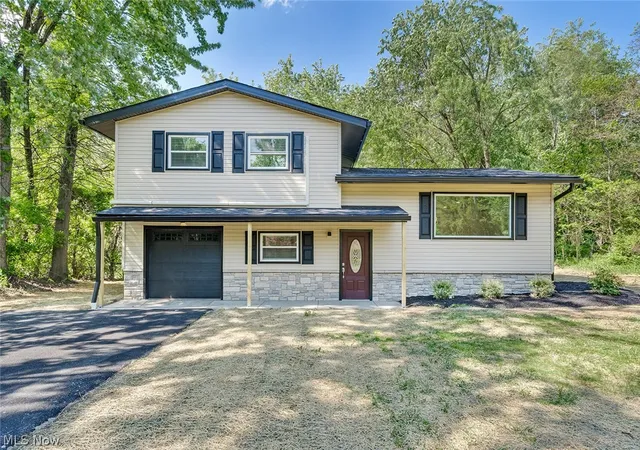 Photo 3 of Single family home for sale at 6967 Tamarack Dr, Hubbard, OH 44425 | MLS# 5211532 | Listing updated on 2026-09-28
