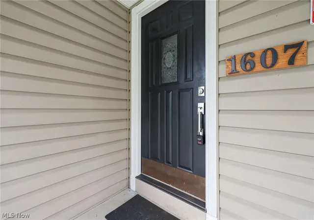 Photo 3 of Sale Pending at 1607 Doaks Ln, Zanesville, OH 43701 | MLS# 5213180 | Listing updated on 2026-09-17
