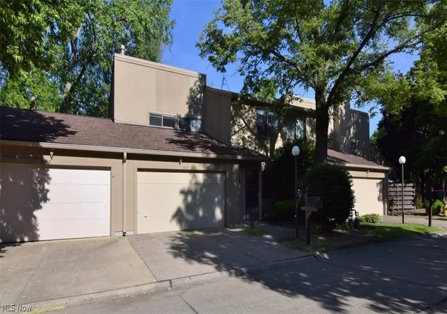 Listing Photo 2 - Condo for sale in building located at 7024 Buckhurst Pl, Concord Township, OH 44060