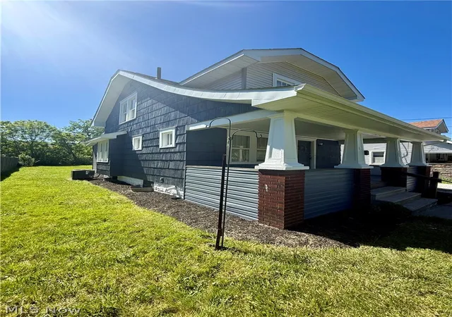 Photo 2 of Sale Pending at 586 Brittain Rd, Akron, OH 44305 | MLS# 5214429 | Listing updated on 2026-09-03