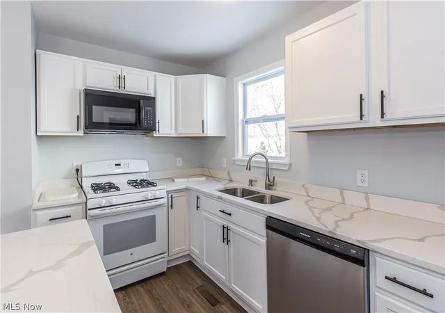 Photo 4 of Sale Pending at 586 Brittain Rd, Akron, OH 44305 | MLS# 5214429 | Listing updated on 2026-09-03