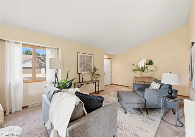 Listing Photo 4 - Condo for sale in building located at 2160 Whispering Mdws, Warren, OH 44483