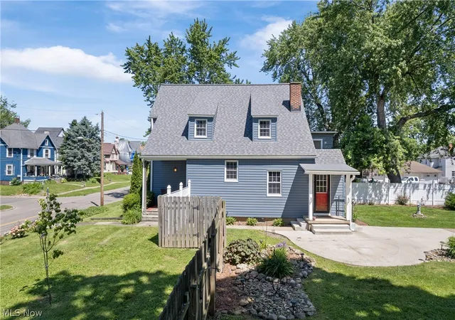 Photo 3 of Sale Pending at 1274 Woodland Ave NW, Canton, OH 44703 | MLS# 5215864 | Listing updated on 2026-09-03