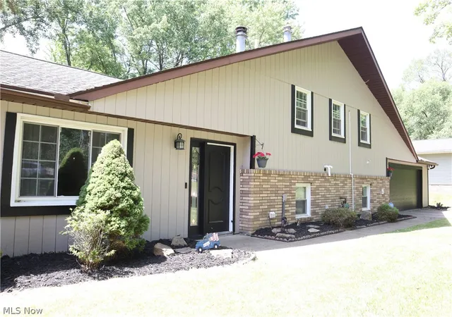 Photo 4 of Single family home for sale at 812 Blackfeet Trl, Macedonia, OH 44056 | MLS# 5216141 | Listing updated on 2026-09-07