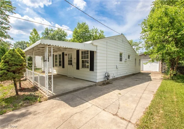 Photo 2 of Single family home for sale at 861 Oak St, Elyria, OH 44035 | MLS# 5217735 | Listing updated on 2026-09-11