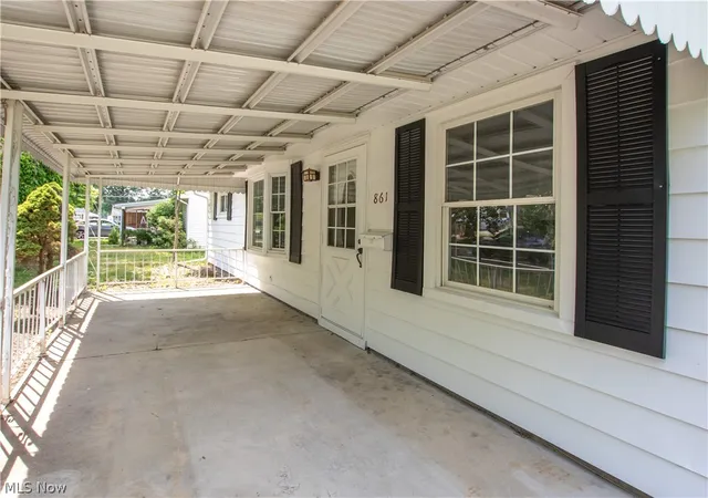 Photo 2 of Single family home for sale at 861 Oak St, Elyria, OH 44035 | MLS# 5217735 | Listing updated on 2026-09-11