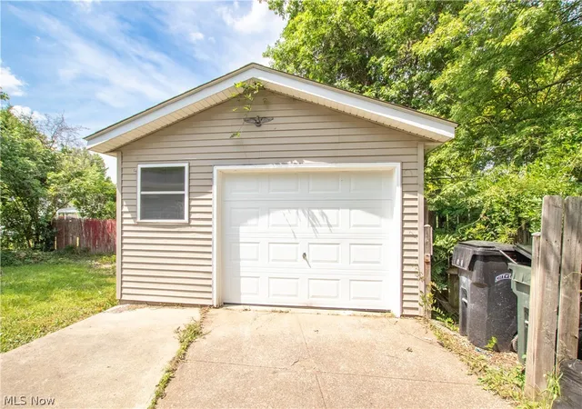 Photo 3 of Single family home for sale at 861 Oak St, Elyria, OH 44035 | MLS# 5217735 | Listing updated on 2026-09-11