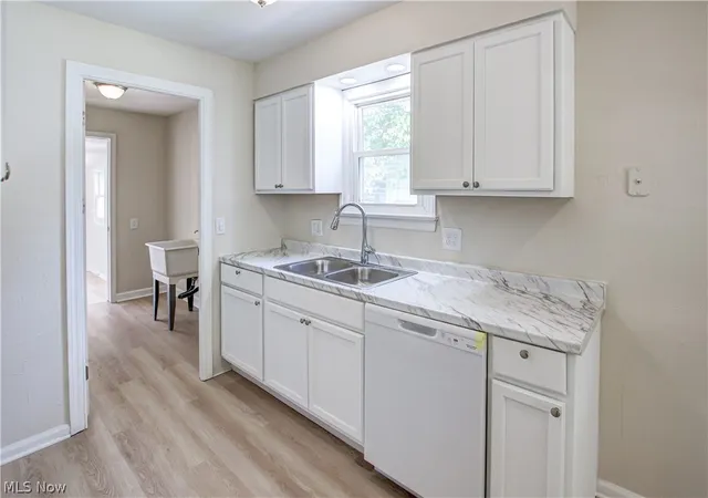 Photo 4 of Single family home for sale at 861 Oak St, Elyria, OH 44035 | MLS# 5217735 | Listing updated on 2026-09-11