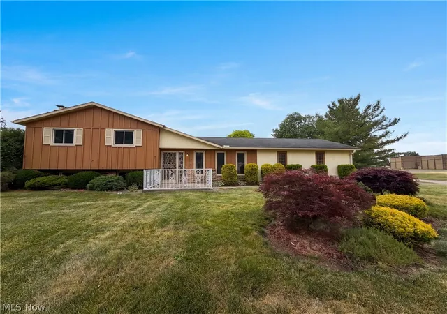 Photo 1 of Single family home for sale at 1015 Kingsway Dr, Lorain, OH 44052 | MLS# 5218127 | Listing updated on 2026-10-01