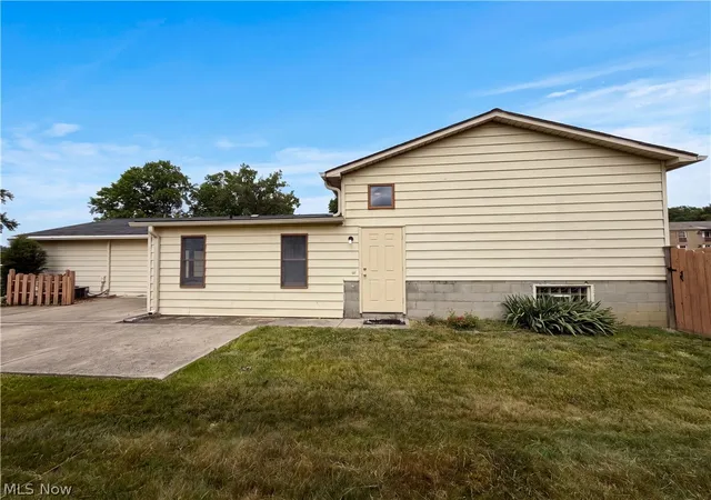 Photo 4 of Single family home for sale at 1015 Kingsway Dr, Lorain, OH 44052 | MLS# 5218127 | Listing updated on 2026-10-01