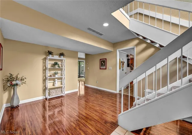 Listing Photo 5 - Condo for sale in building located at 410-29 Willow Cir, Aurora, OH 44202