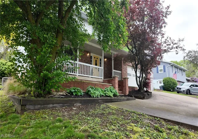 Photo 2 of Single family home for sale at 2755 Stanway Dr, Zanesville, OH 43701 | MLS# 5218461 | Listing updated on 2026-09-22