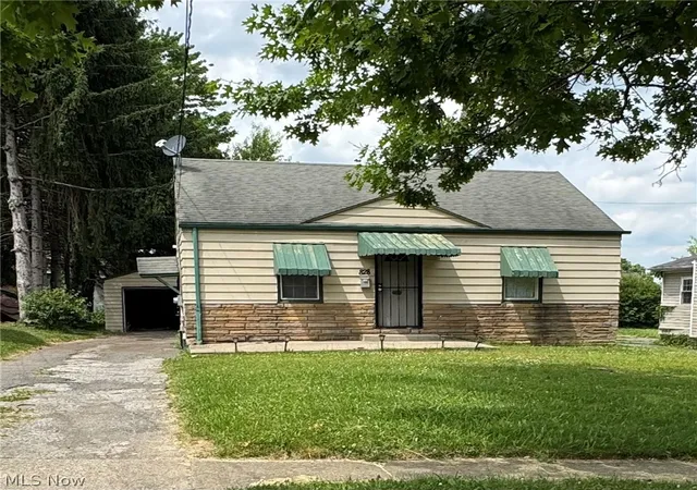 Photo 2 of Single family home for sale at 828 Marmion Ave, Youngstown, OH 44502 | MLS# 5218869 | Listing updated on 2026-09-08