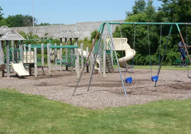 Listing Photo 2 - Condo for sale in building located at 4871 Banbury Ct, Warrensville Heights, OH 44128 - Unit #15