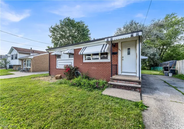 Photo 2 of Sale Pending at 567 Walnut St, Elyria, OH 44035 | MLS# 5219053 | Listing updated on 2026-09-06